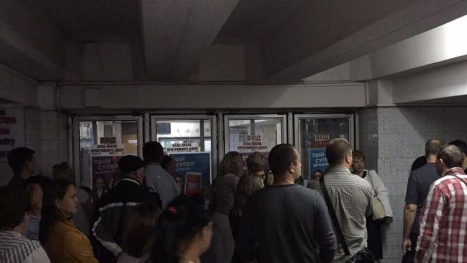 Станції "Тараса Шевченка" і "Петрівка" тимчасово припинили роботу