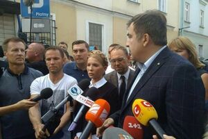 Під час недільних подій Тимошенко весь час була поруч із Саакашвілі