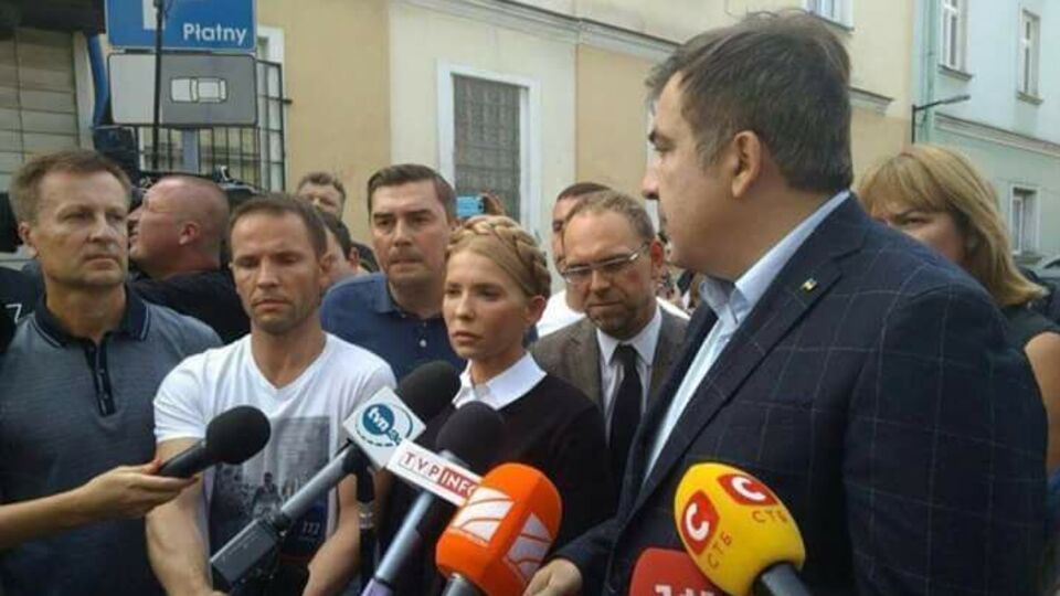 Під час недільних подій Тимошенко весь час була поруч із Саакашвілі