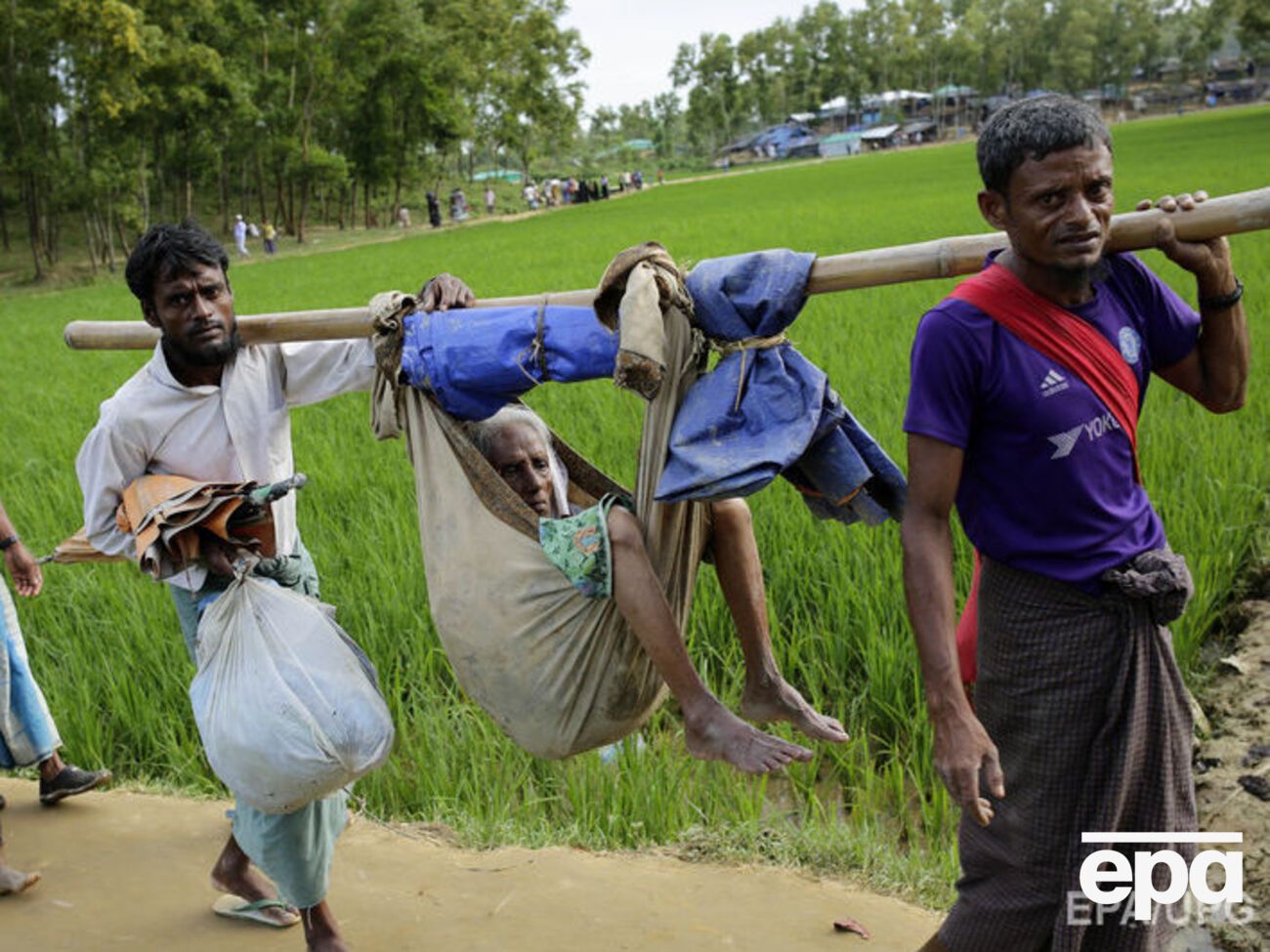 Мусульмане-рохинджа бегут из Мьянмы в Бангладеш