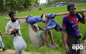 Мусульмане-рохинджа бегут из Мьянмы в Бангладеш