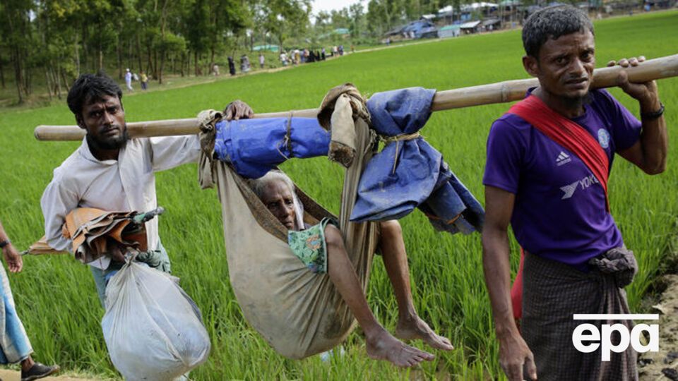 Мусульмане-рохинджа бегут из Мьянмы в Бангладеш