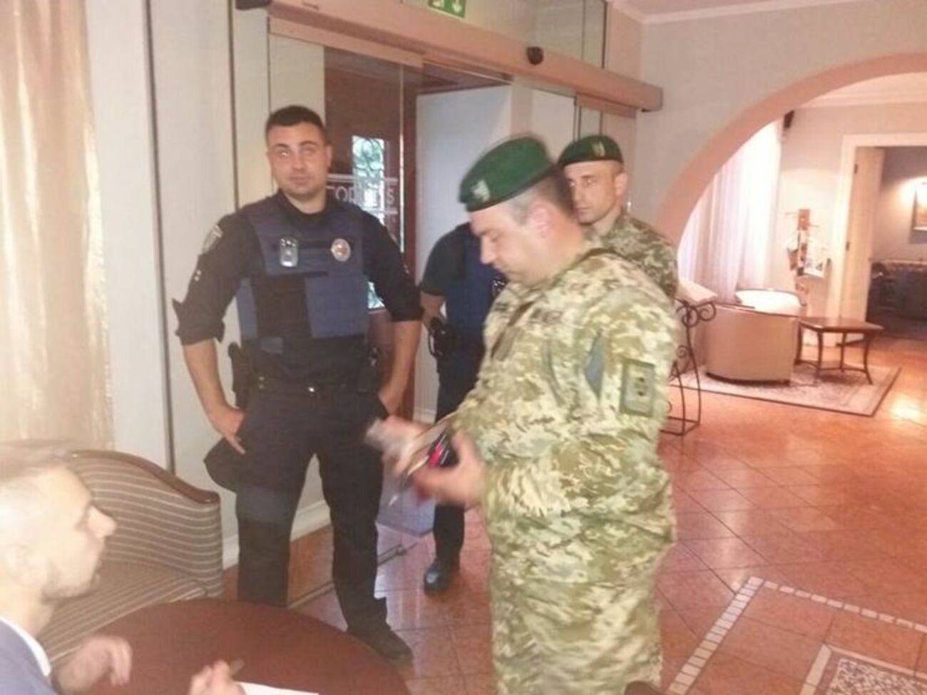 У готель "Леополіс" прийшли прикордонники
