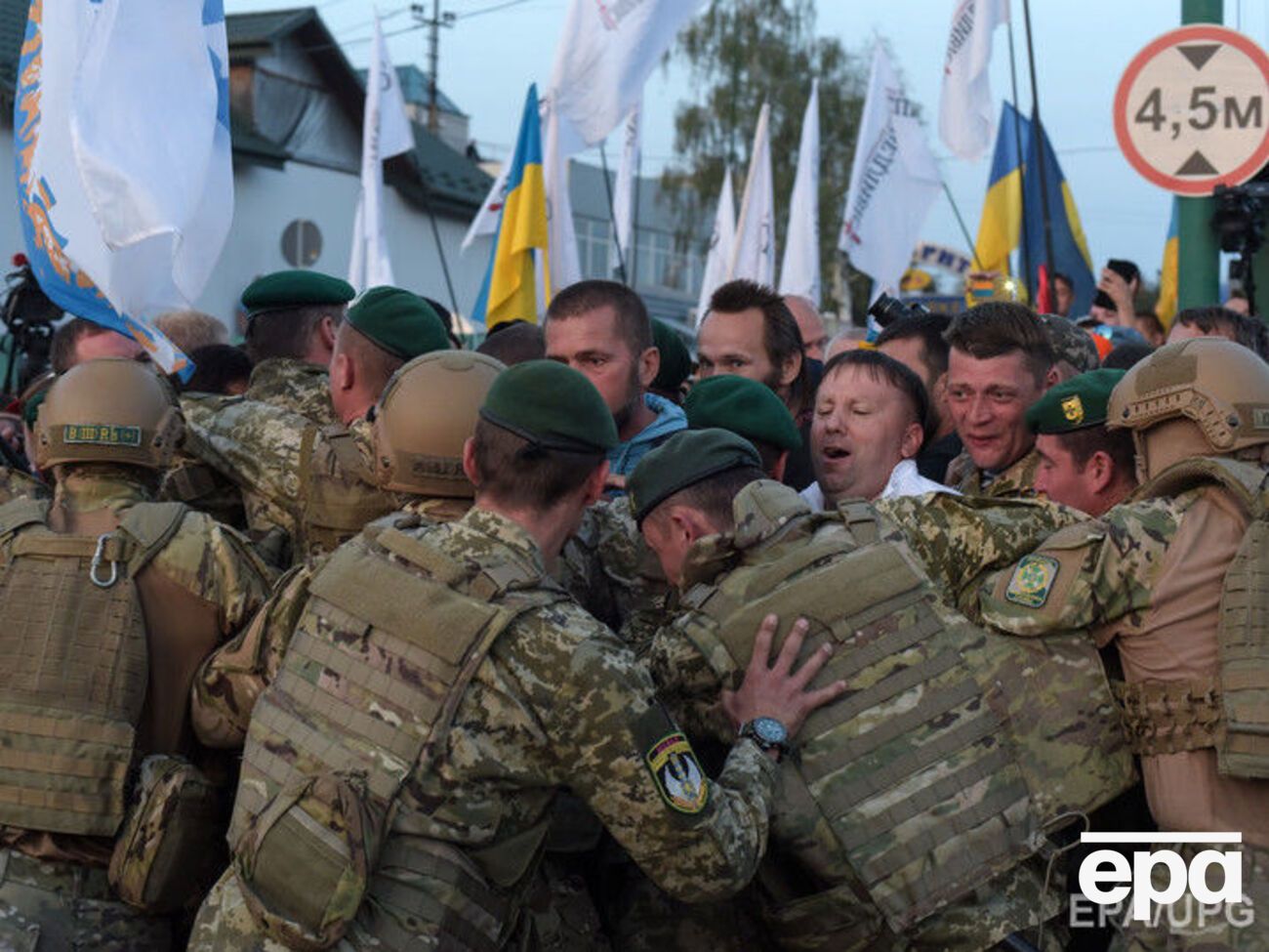 Прибывшие в "Шегини"&nbsp;&ndash; в основном журналисты, пояснил Слободян