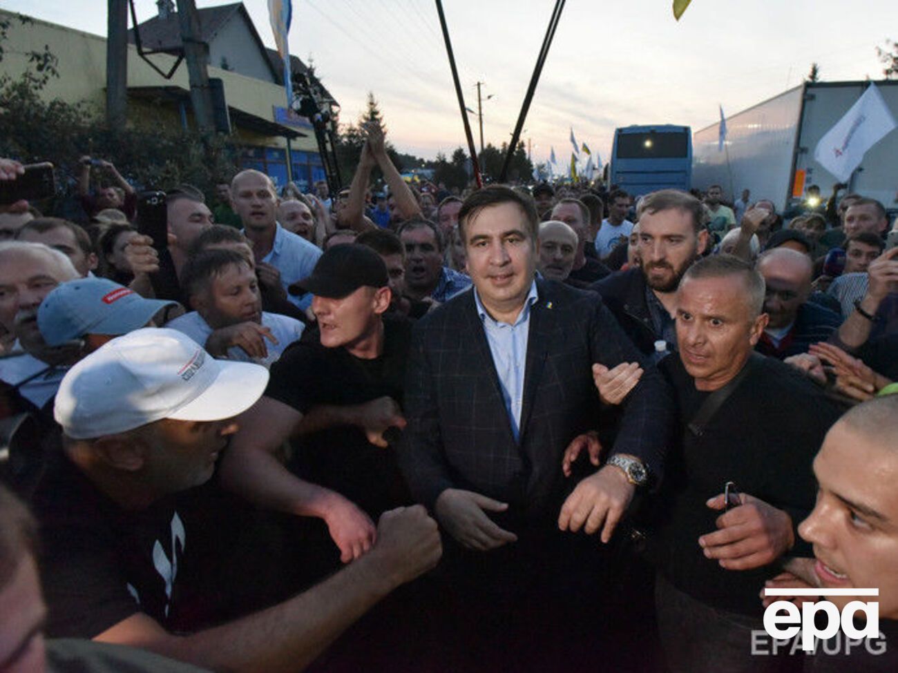 Украинские власти могут решить арестовать Саакашвили, так как его паспорт аннулирован, отмечает Reuters