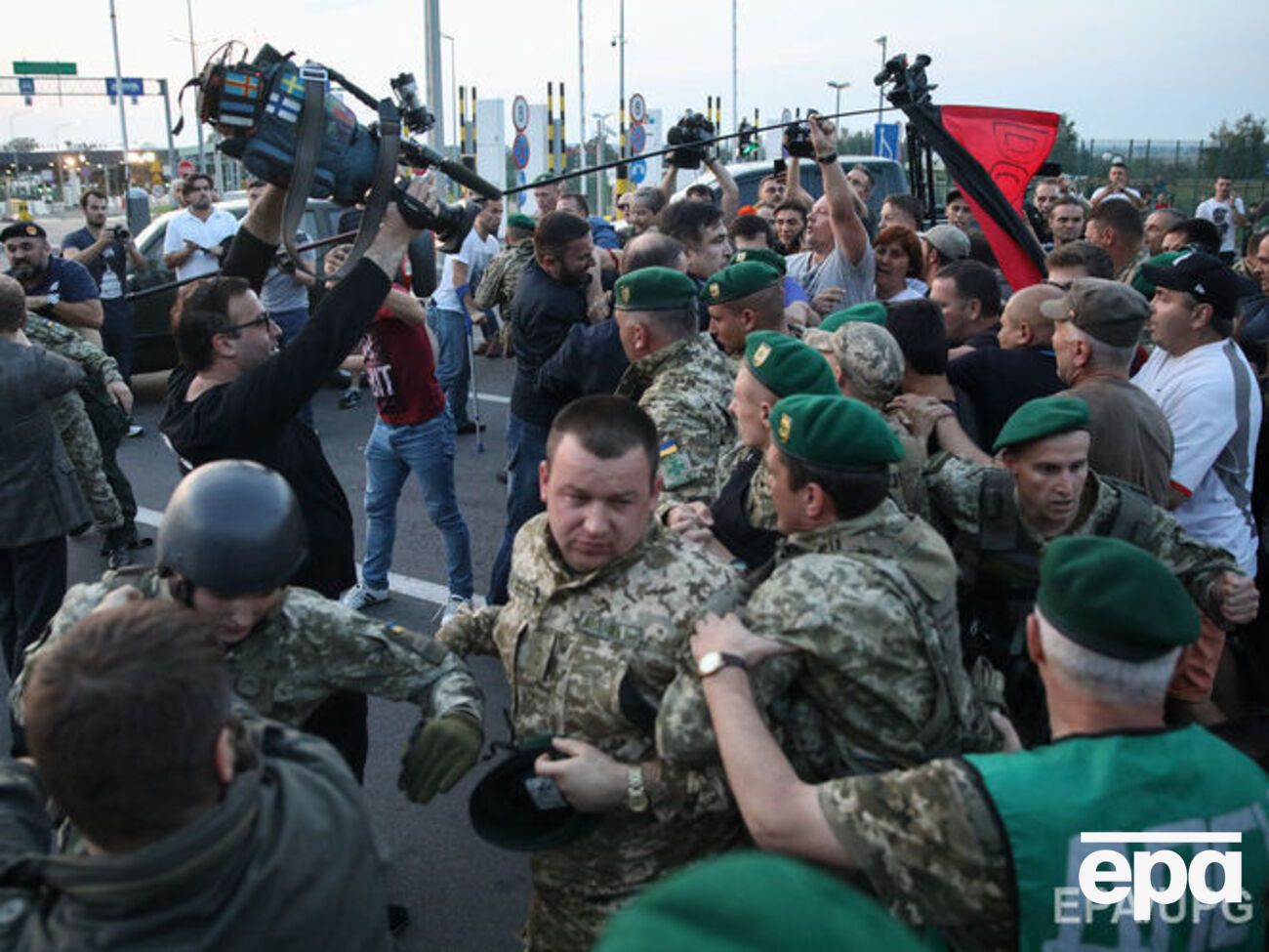 Среди лиц, в отношении которых составлены административные материалы, &ndash; четыре представителя СМИ и 10 иностранных граждан