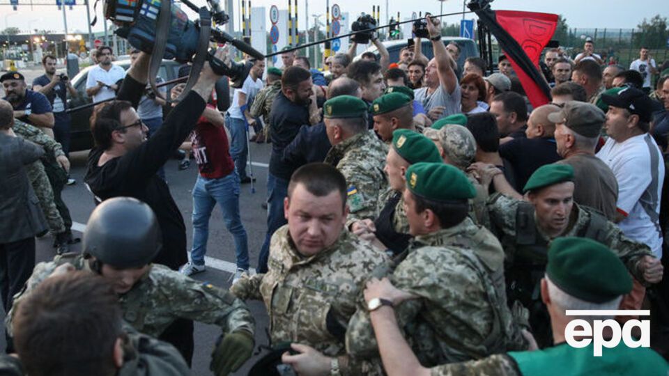Серед осіб, стосовно яких складено адміністративні матеріали, – чотири представники ЗМІ та 10 іноземних громадян