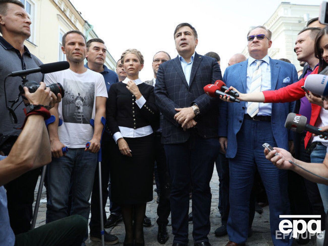 Дерев'янко (другий зліва), Добродомов (перший зліва в задньому ряду) і Власенко (третій зліва в задньому ряду) супроводжували екс-президента Грузії Михайла Саакашвілі 10 вересня