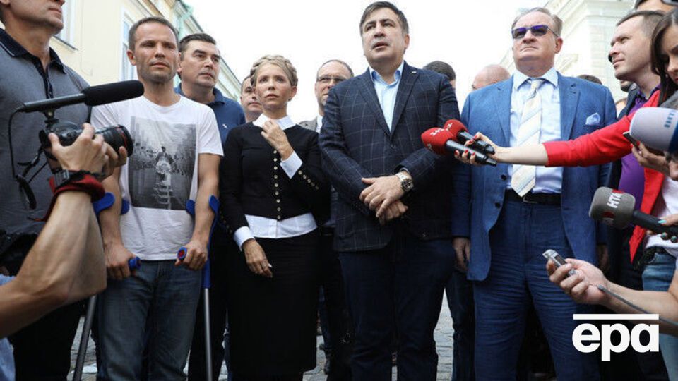 Деревянко (второй слева), Добродомов (первый слева в заднем ряду) и Власенко (третий слева в заднем ряду) сопровождали экс-президента Грузии Михаила Саакашвили 10 сентября