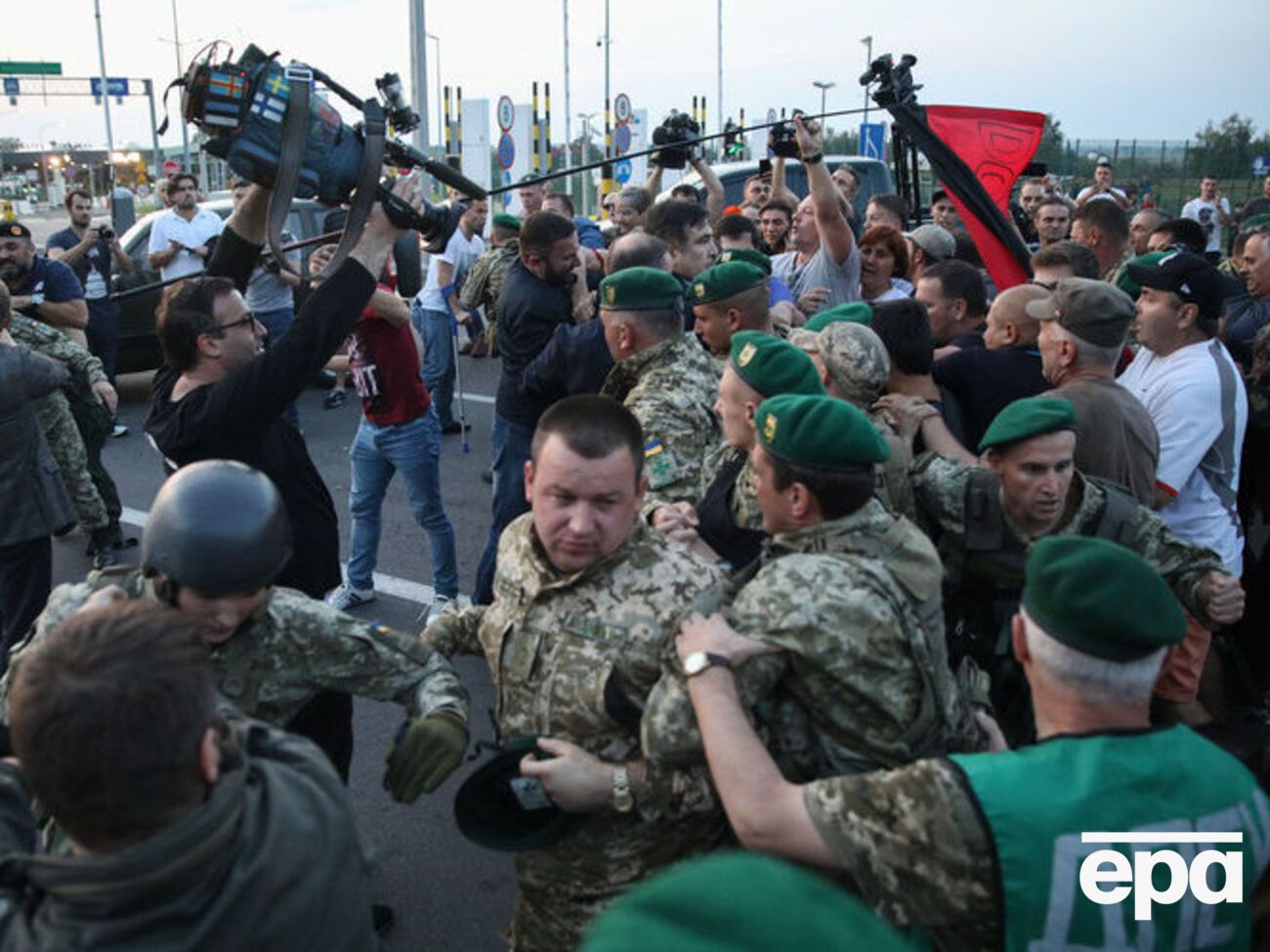 10 сентября толпа прорвала кордон пограничников на пункте пропуска "Шегини"