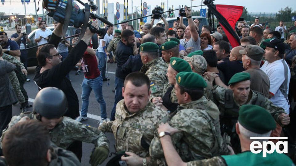 10 сентября толпа прорвала кордон пограничников на пункте пропуска "Шегини"