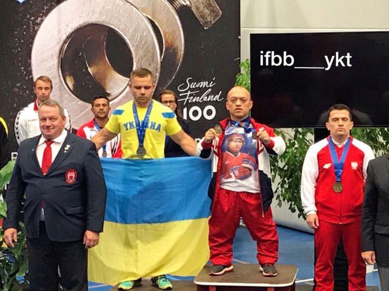 Балынец (второй справа) &ndash; медалист Паралимпийских игр