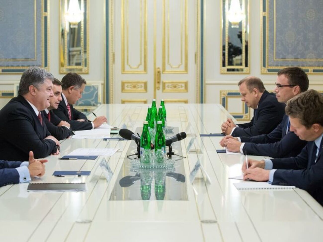 Порошенко подякував Міксеру за "важливу" гуманітарну і технічну допомогу Україні з боку Естонії