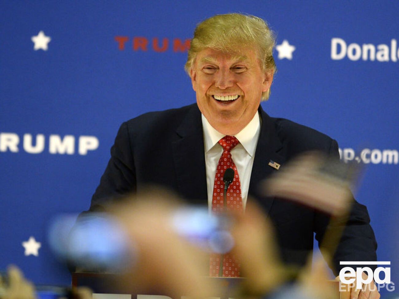 Призывы в Facebook к манифестациям против приезда в Штаты иностранцев совпадали с антииммигрантскими выступлениями Трампа, пишет The Daily Beast