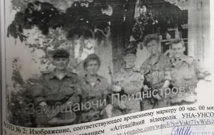 На думку російського слідства, на фотографії Яценюк – у центрі