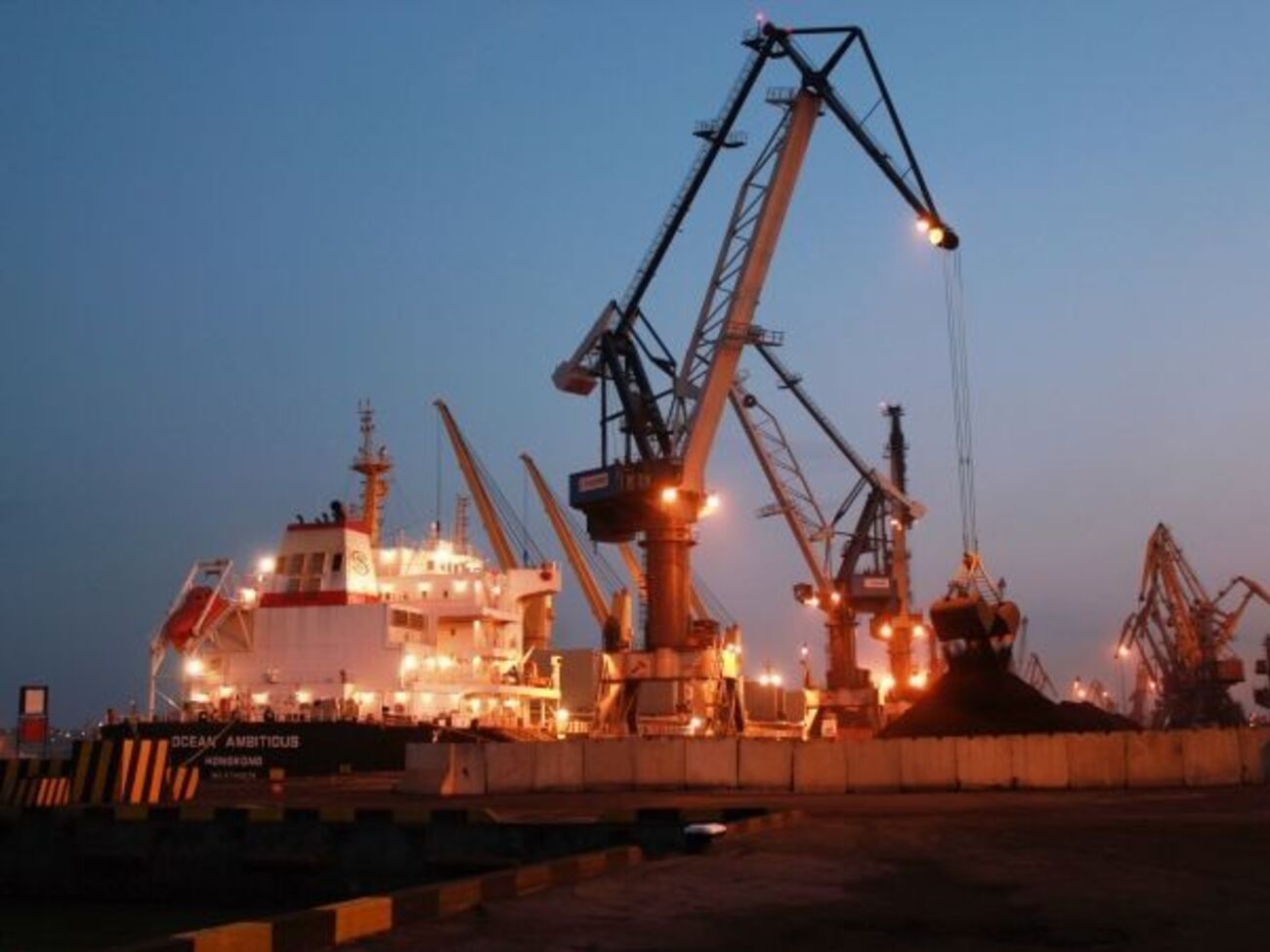 Балкер с углем прибыл в Южный в ночь на 13 сентября