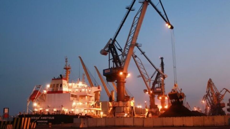 Балкер із вугіллям прибув до Южного в ніч на 13 вересня