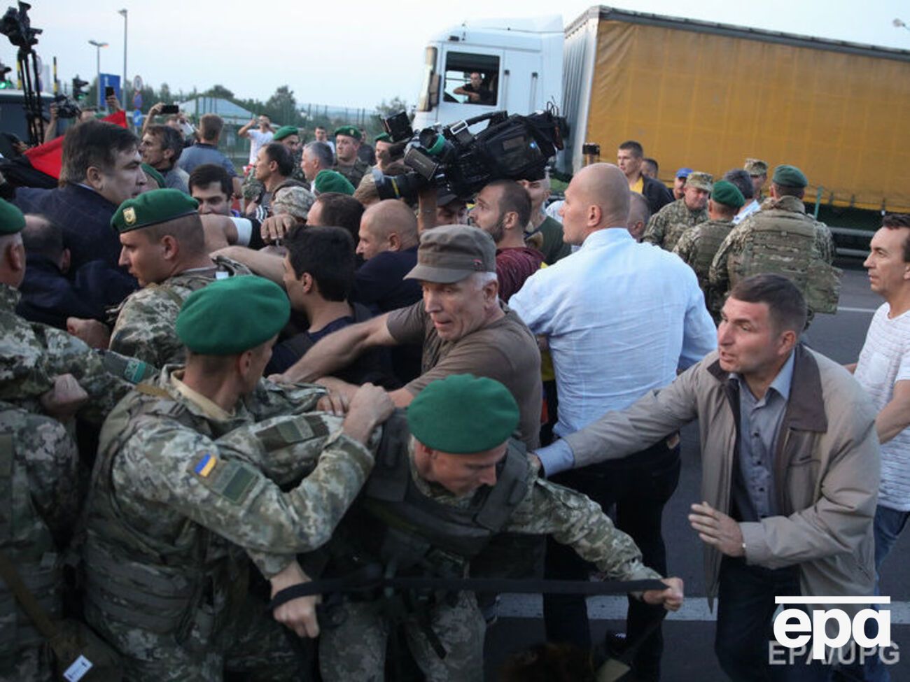 10 вересня натовп прорвався через кордон у пункті пропуску "Шегині"