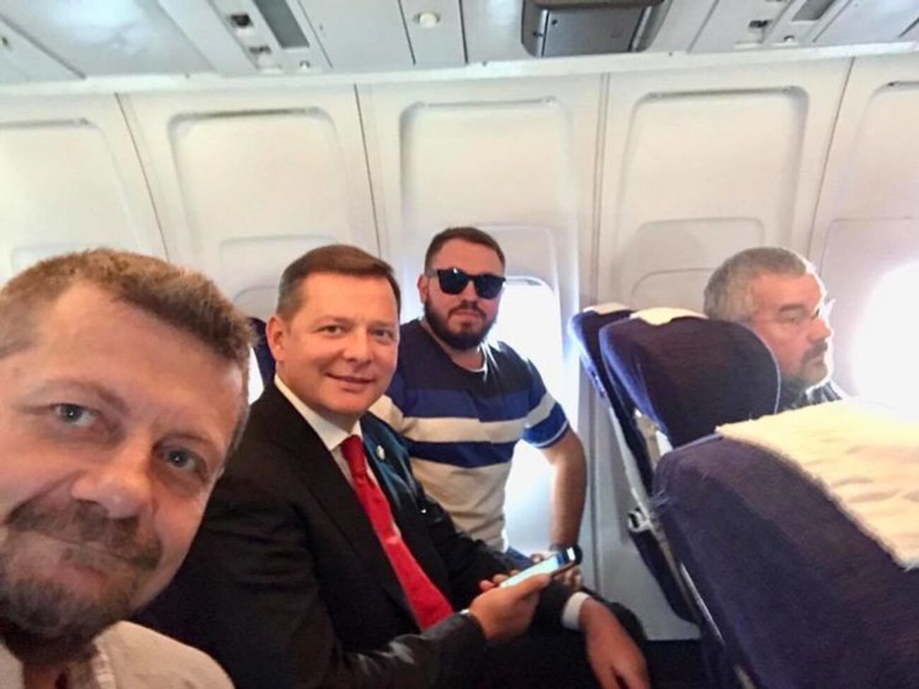 Члени Радикальної партії повертаються зі Львова до Києва на літаку