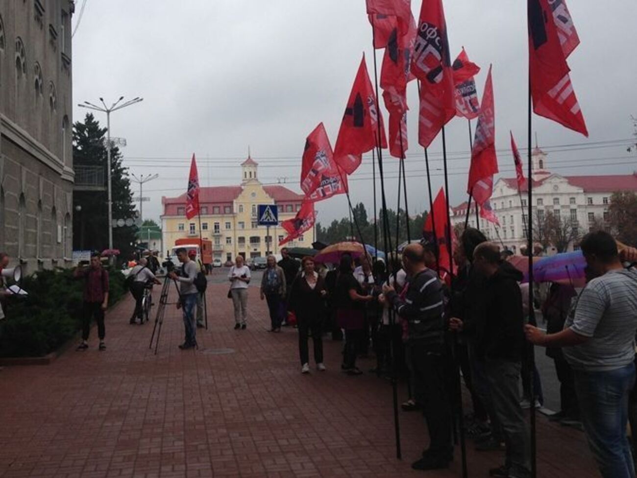 На пікет вийшло приблизно 100 профспілкових активістів