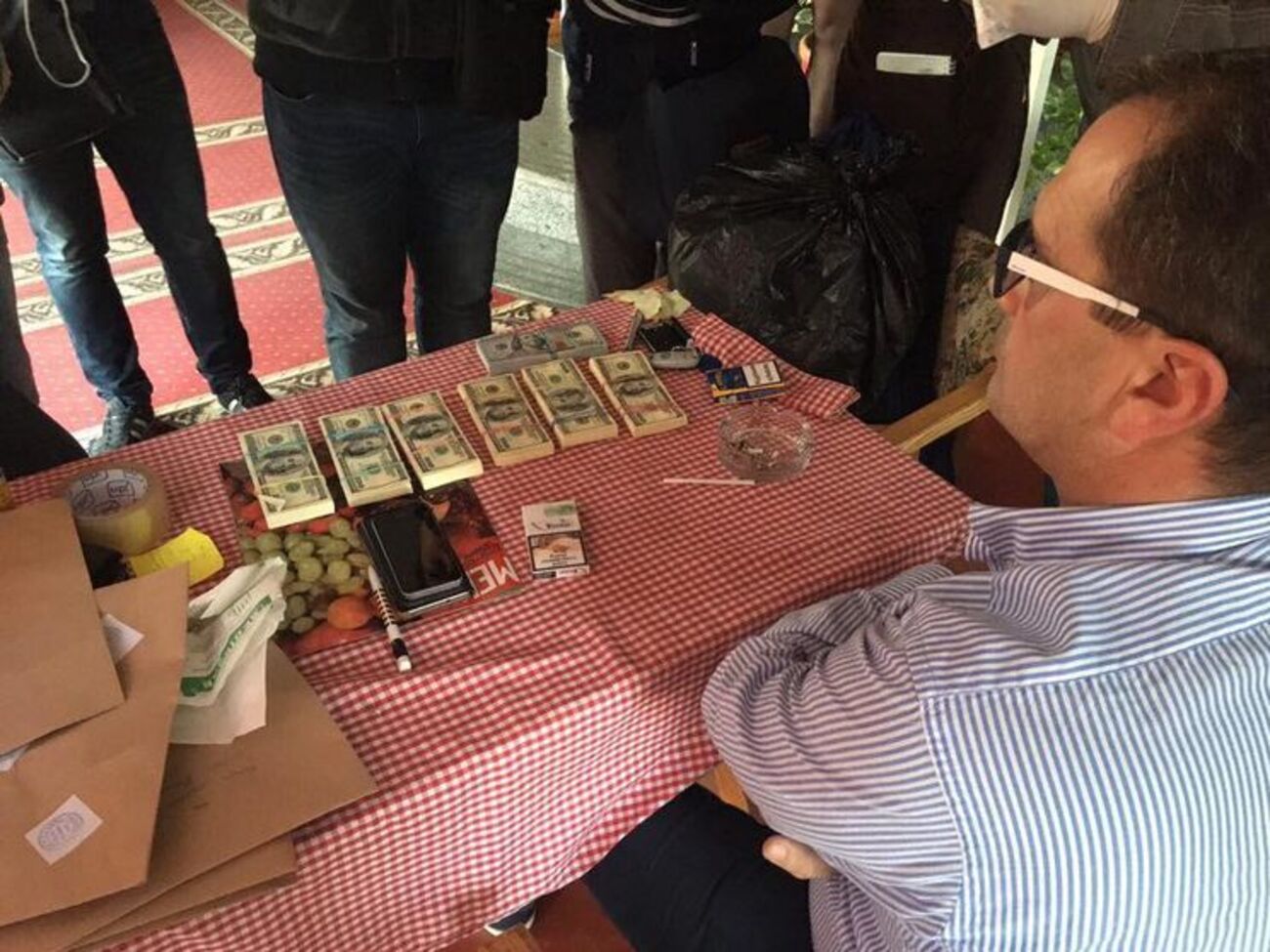 Чиновника затримали в ресторані під час отримання першої частини хабара