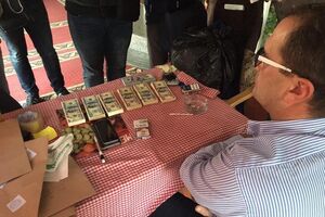 Чиновника затримали в ресторані під час отримання першої частини хабара