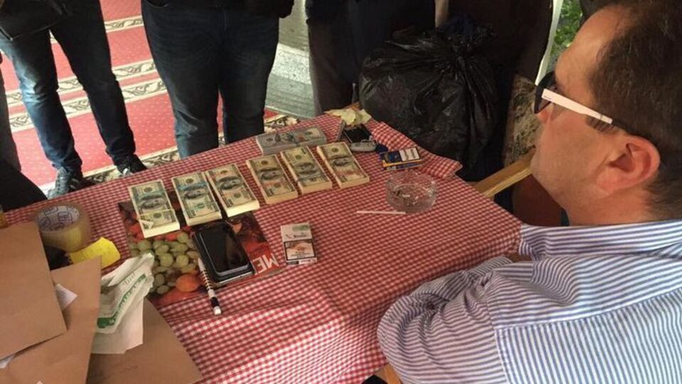 Чиновника затримали в ресторані під час отримання першої частини хабара