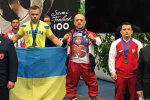 Балынец показал футболку с Путиным на вручении медалей