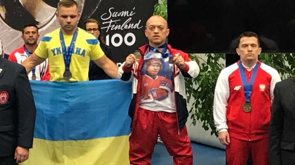 Балынец показал футболку с Путиным на вручении медалей