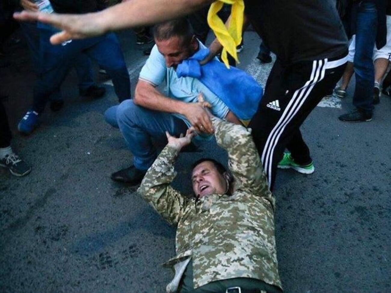 Зорян Шкіряк: Агресивні молодики натовпом жорстоко б'ють беззахисного українського прикордонника