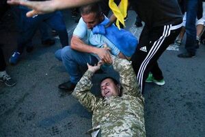 Зорян Шкіряк: Агресивні молодики натовпом жорстоко б'ють беззахисного українського прикордонника