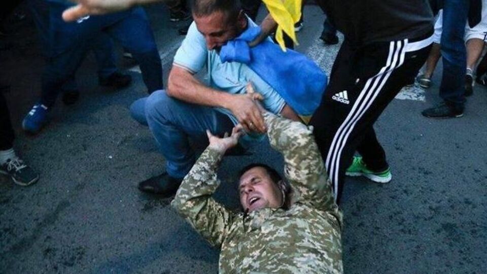 Зорян Шкиряк: Агрессивные молодчики толпой жестоко бьют беззащитного украинского пограничника