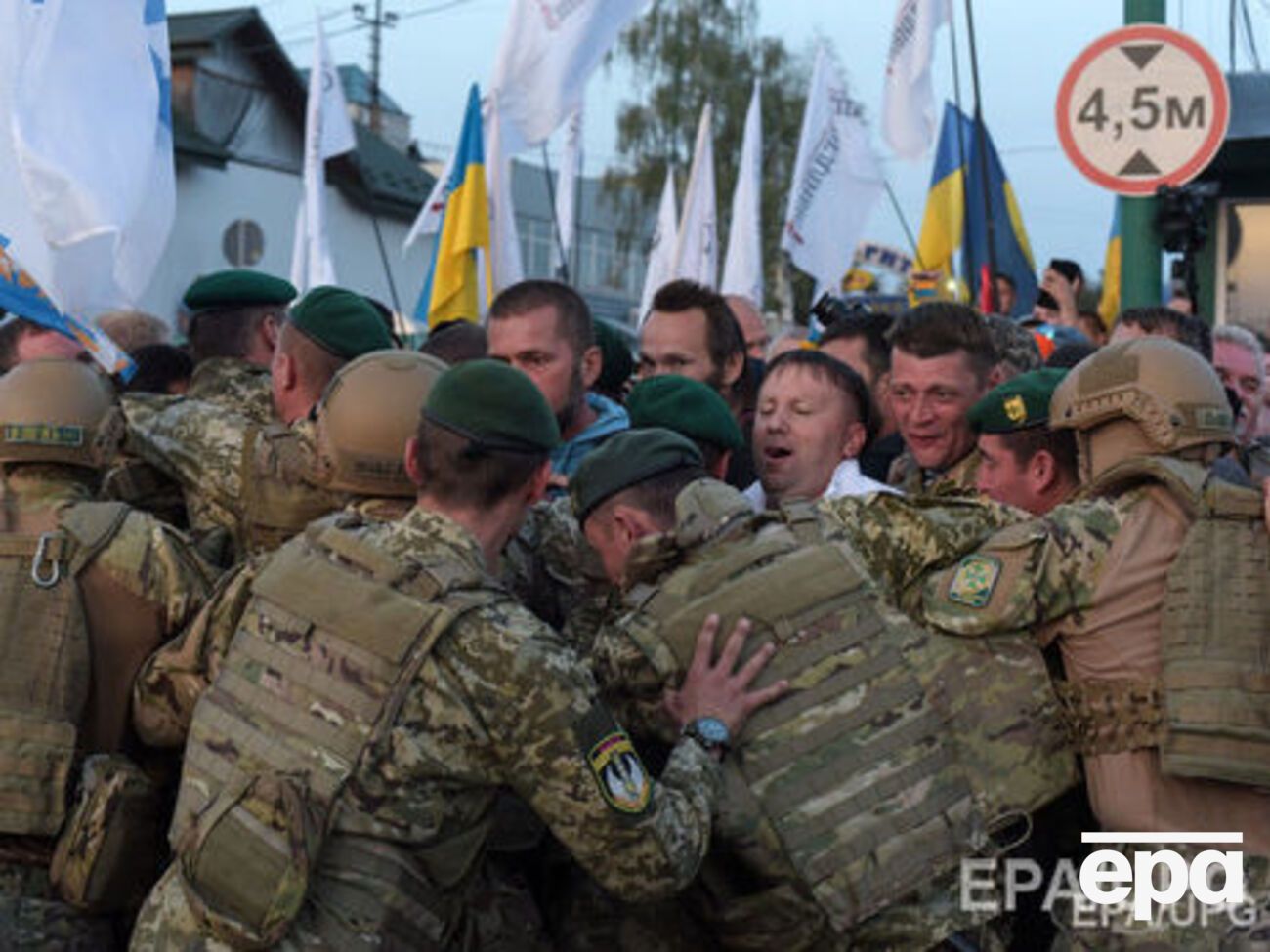 Під час перетину українсько-польського кордону Саакашвілі і його прихильниками 13 поліцейських і дев'ять прикордонників дістали&nbsp;тілесні ушкодження