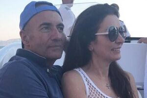 Дружина Крутого вибрала шорти для світського заходу