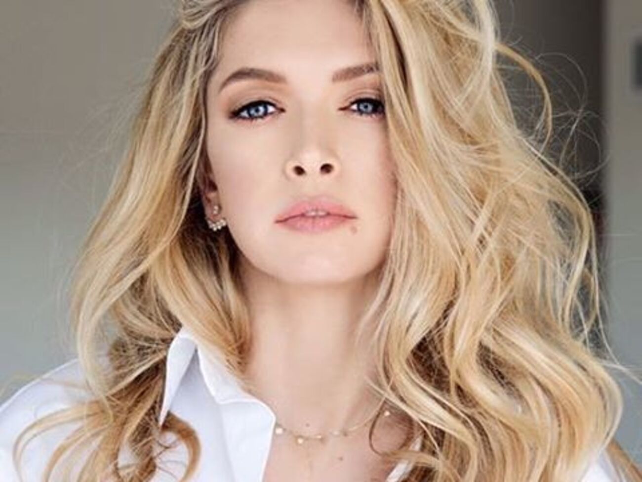 Брежнєва заспівала на фестивалі у РФ