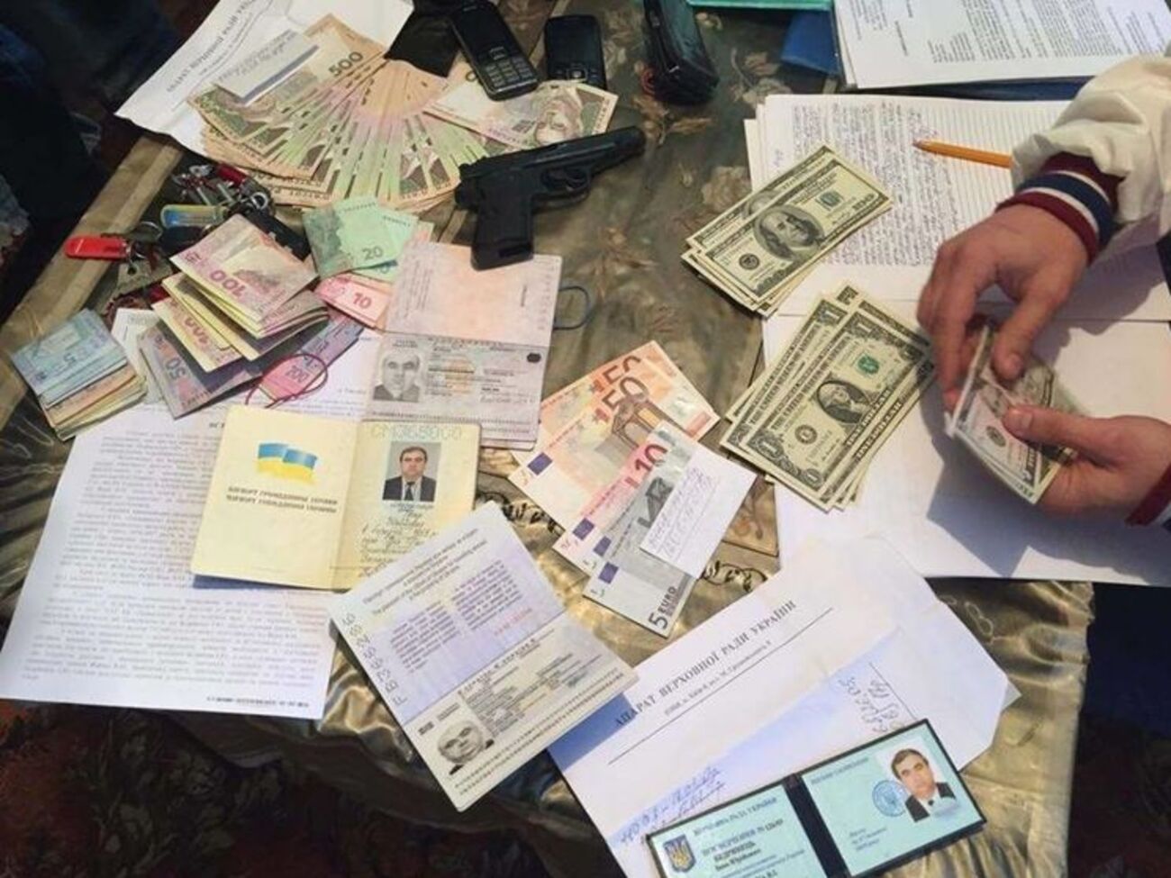 Помічника нардепа затримали на хабарі