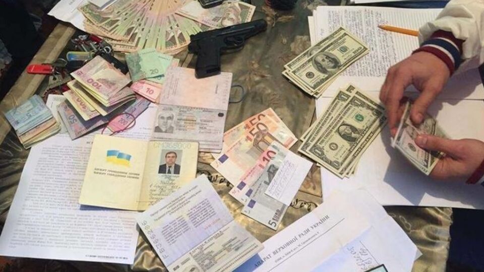 Помічника нардепа затримали на хабарі