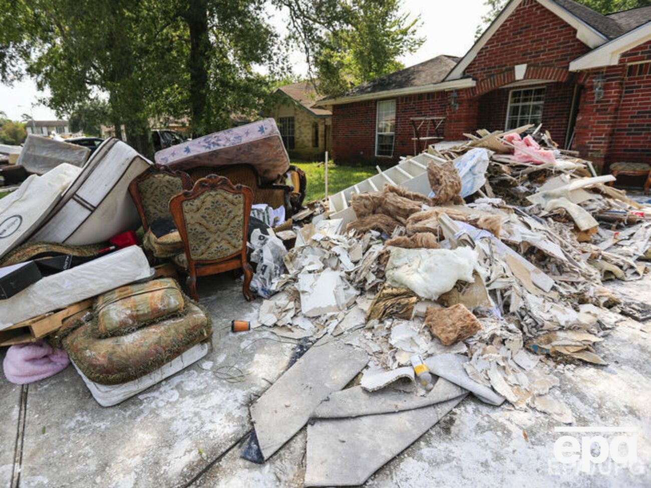 Повреждены и разрушены более 140 000 домов