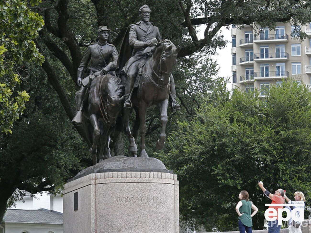 Решение о демонтаже памятника приняли городские власти