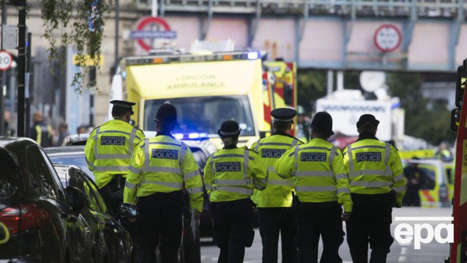 Станція досі оточена