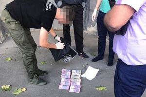 Посадовця затримали на місці злочину