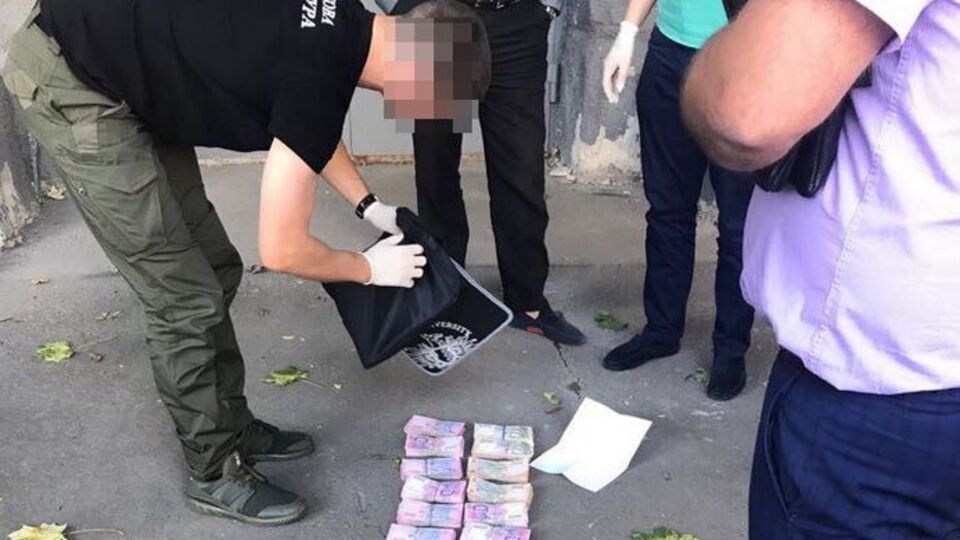 Должностное лицо задержали с поличным