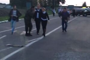 Тимошенко поцеловали руку, прежде чем "переправить" ее в Украину