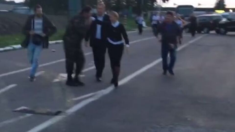 Тимошенко поцілували руку, перш ніж "переправити" її в Україну