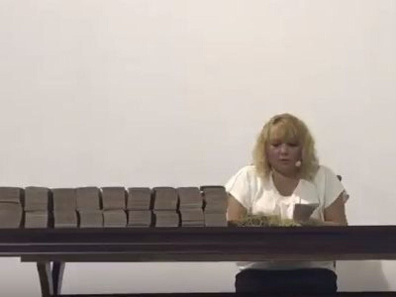 Деньги подсчитывали три женщины