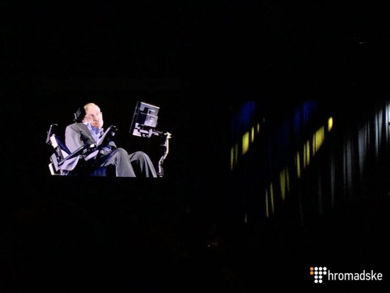 Хокинг появился на экране в виде голограммы