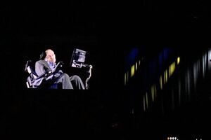 Хокинг появился на экране в виде голограммы