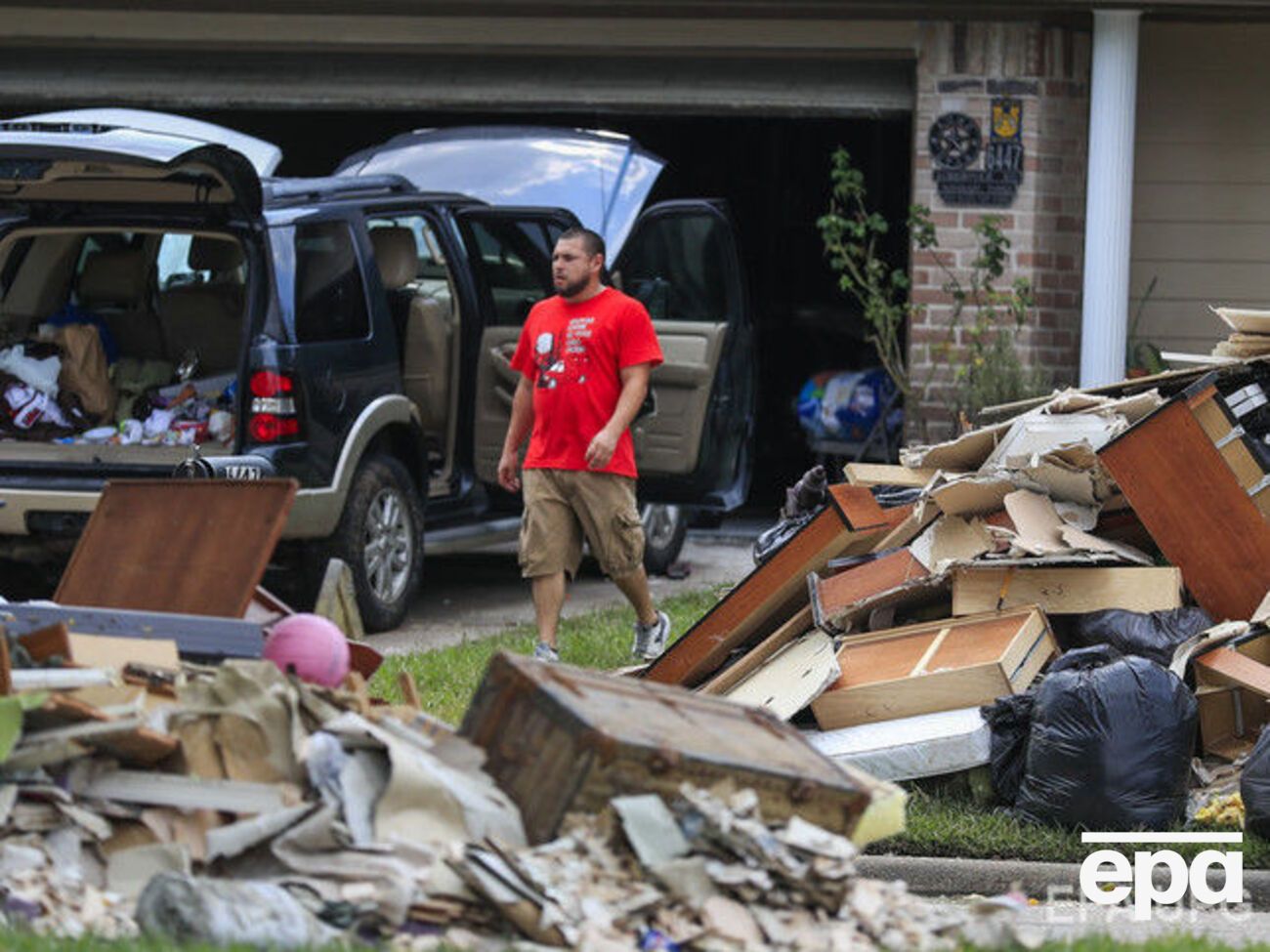Ущерб от наводнения стал вторым по величине после урагана "Катрина" в 2005 году