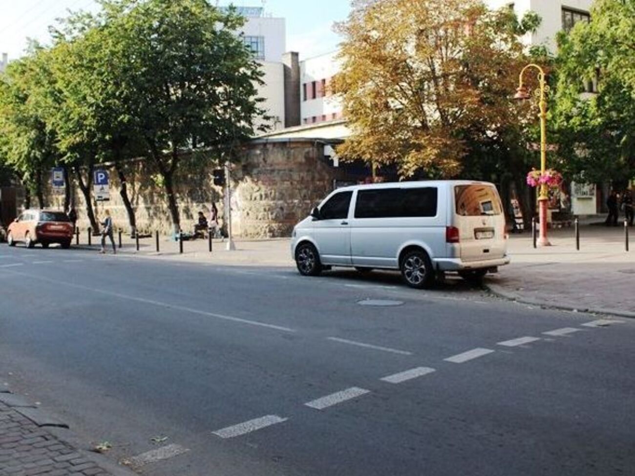 Микроавтобус Volkswagen Caravelle, в котором находилась охрана Саакашвили, припарковался менее чем за 10 метров до пешеходного перехода