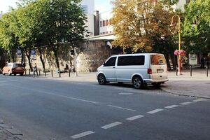 Микроавтобус Volkswagen Caravelle, в котором находилась охрана Саакашвили, припарковался менее чем за 10 метров до пешеходного перехода